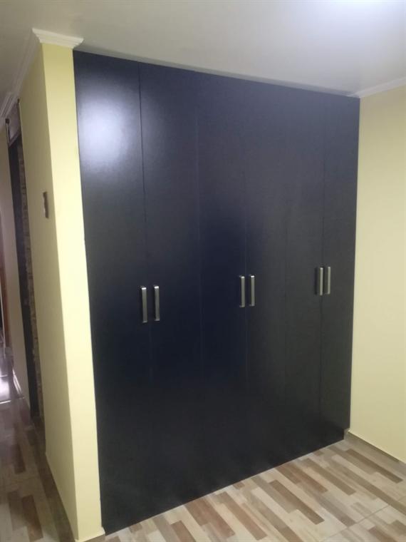 Closet de puertas batientes en melamina grafito