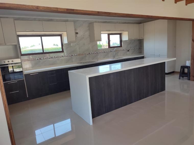 Cocina con isla y cubierta continua