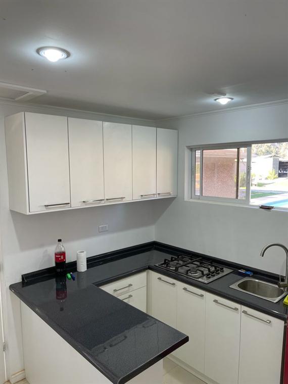 Cocina lineal blanca con cubierta oscura