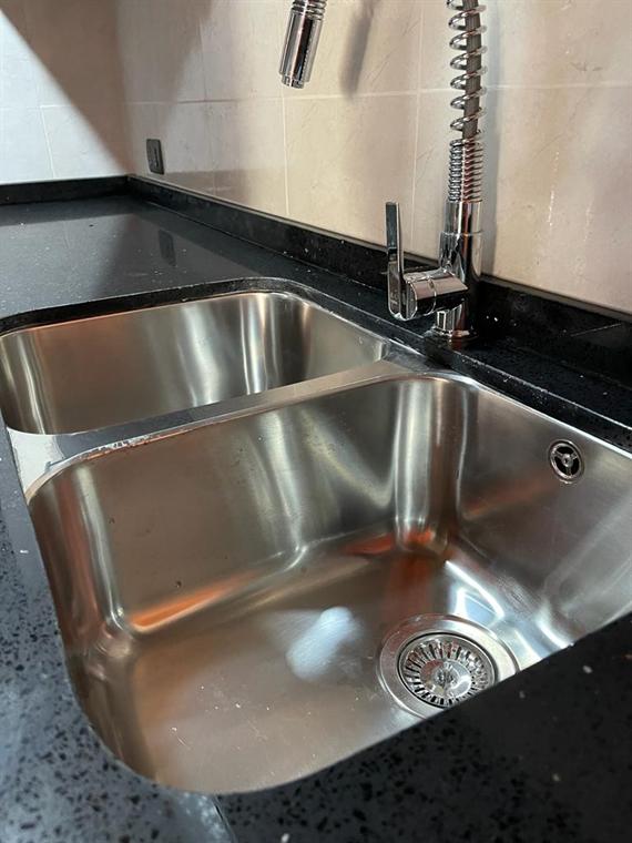 Lavaplatos de acero montado bajo cubierta de granito
