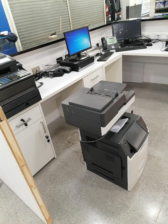 Puestos de trabajo con sobre continuo y equipos