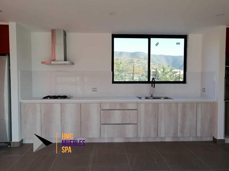 Quincho con cocina exterior, campana y muebles bajo cubierta