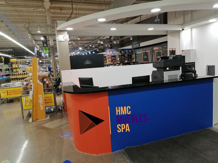 Mesón de atención de retail en sala de ventas