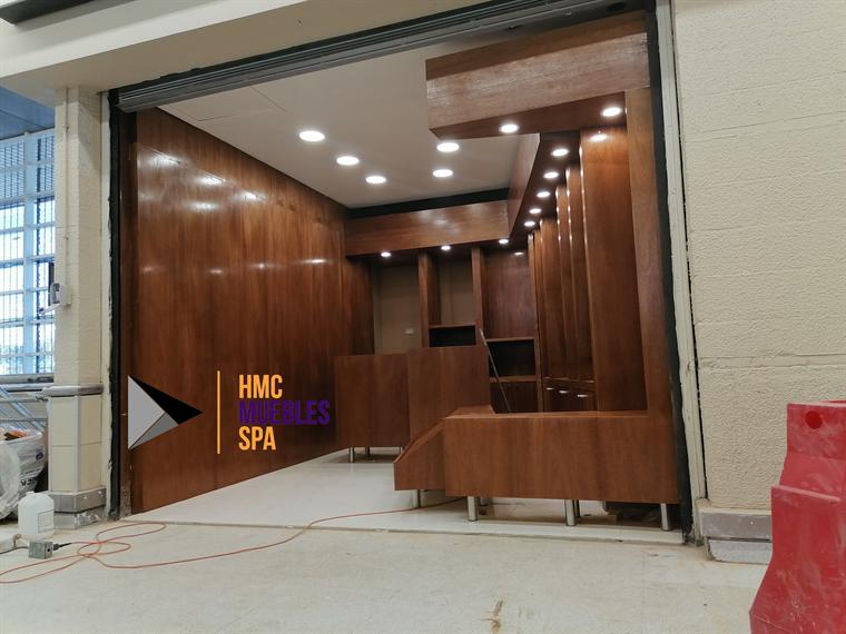 Local de tabaquería con mesón y revestimiento en madera