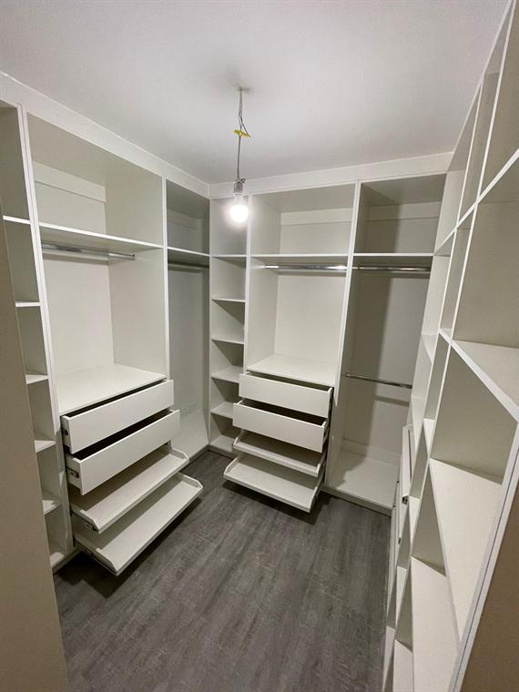 Walking closet en U con repisas y módulos abiertos