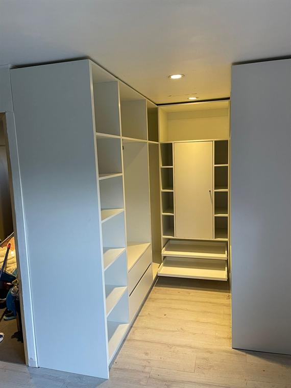 Walking closet con barras de colgado y cajonería