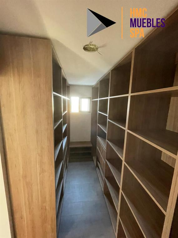 Walking closet revestido en enchapado de madera